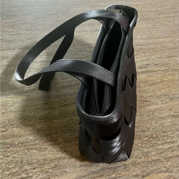 Harveys The Original Seatbelt Bag Silver Shoulder Bag - Picture 12 of 16